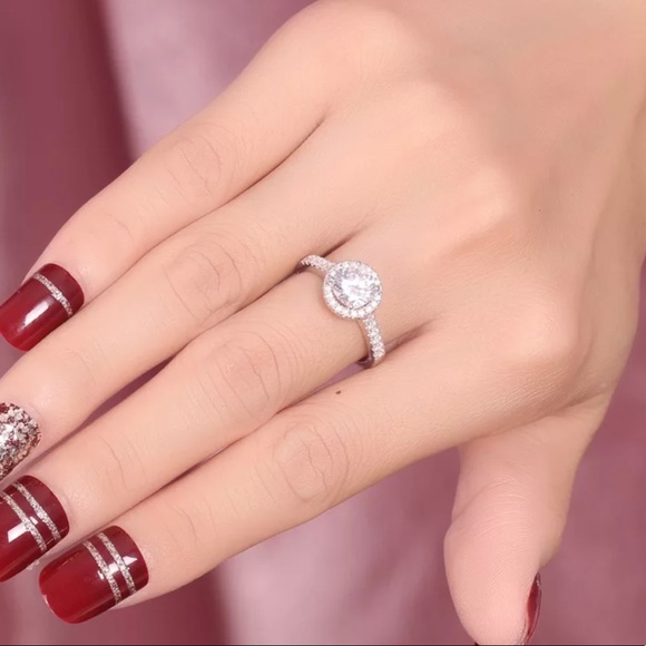 Jewelry - ✨Classic Round Halo Ring✨18K White Gold✨